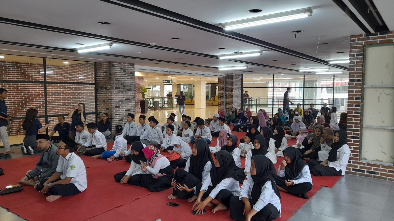 Kediri Mall Memperlihatkan kepedulian dengan Menggelar Santunan Anak Yatim di Bulan Ramadhan