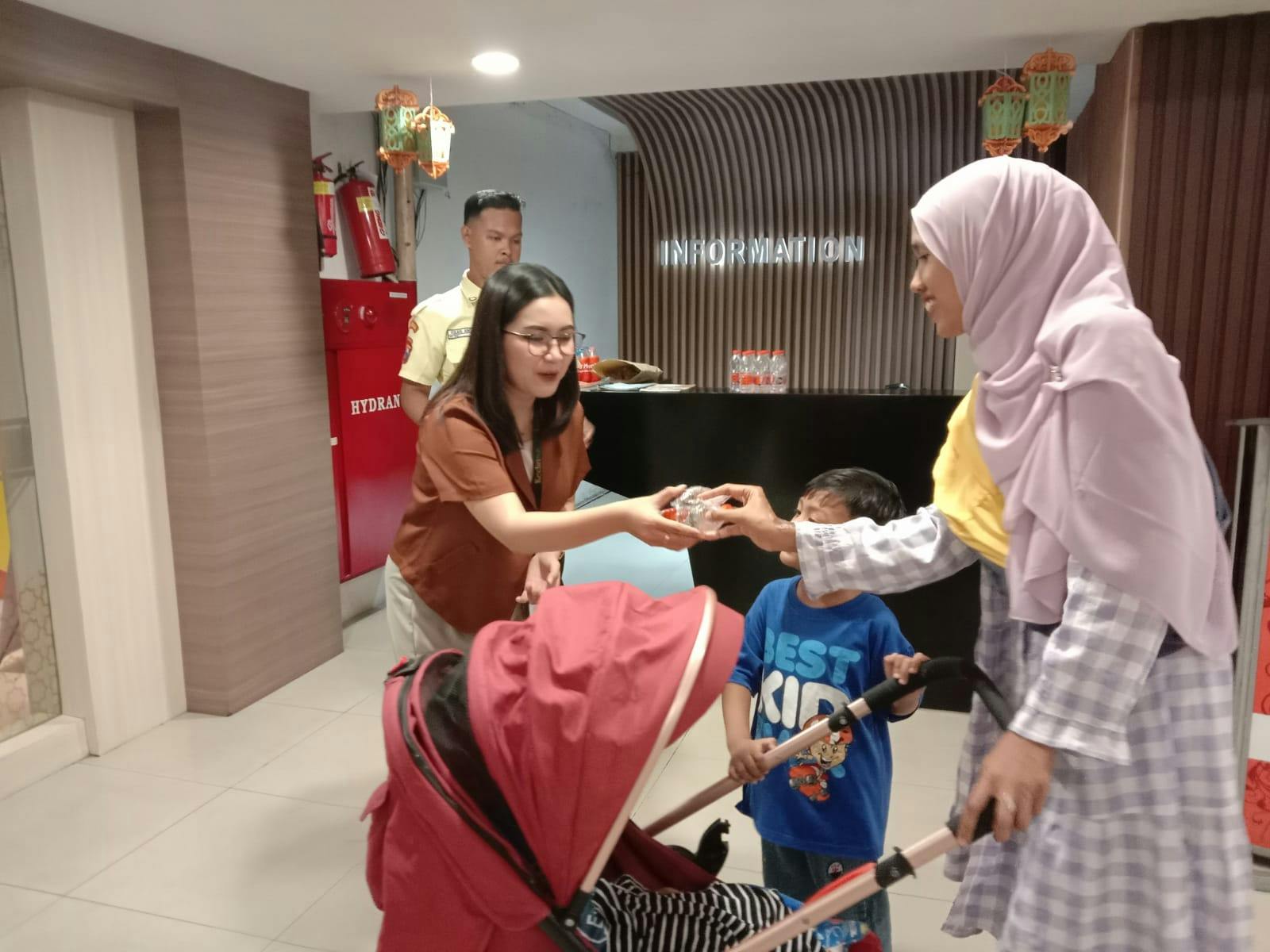 Semarak Ramadhan di Kediri Mall: Bagi-bagi Takjil untuk Pengunjung